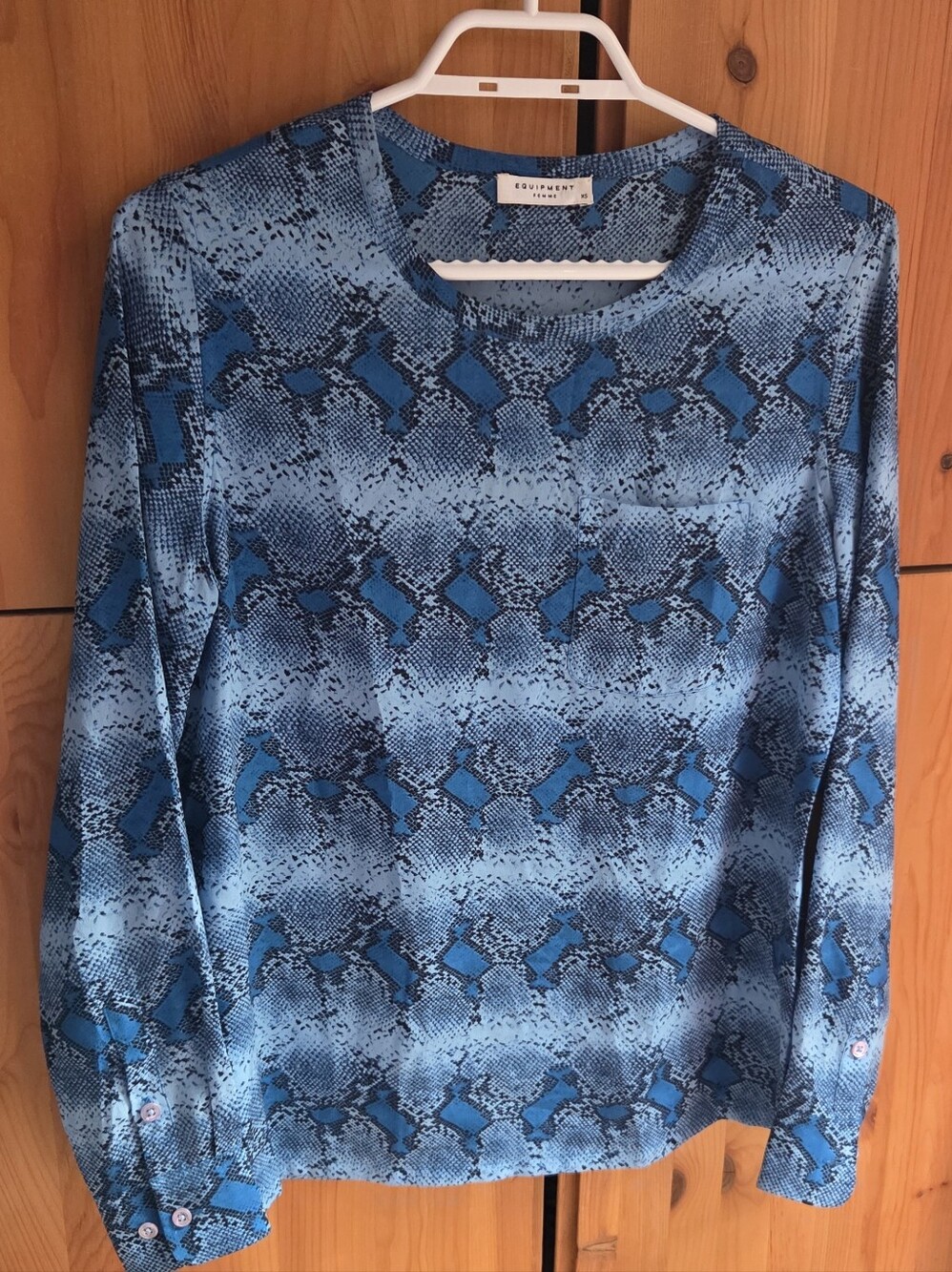 Equipment Femme Blue Snakeskin Print Long Sleeve Silk Blouse Size XS